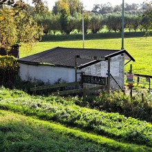 Witte gebouw aan Albrandswaardsedijk 64